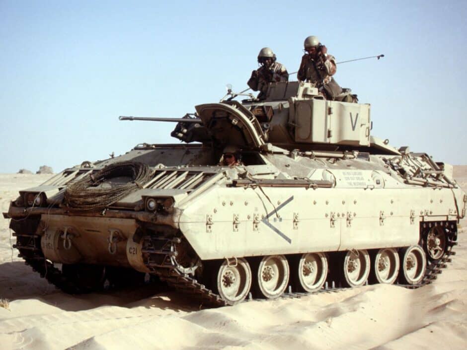 Veículos de combate Bradley dos EUA se tornam “lendas” na Ucrânia ao derrotar tanques russos e mostram a eficácia dos blindados americanos no campo de batalha.