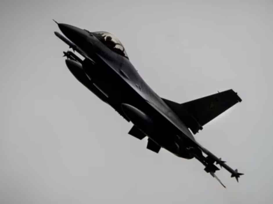 Ucrânia perde caça F-16 durante combate contra ataque russo com mísseis e drones; piloto é confirmado como morto e investigação sobre a queda é iniciada.
