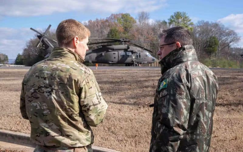 Comandante do Exército ativa cláusula e autoriza compra de peças de reposição para os helicópteros Black Hawk; custo final pode ser maior