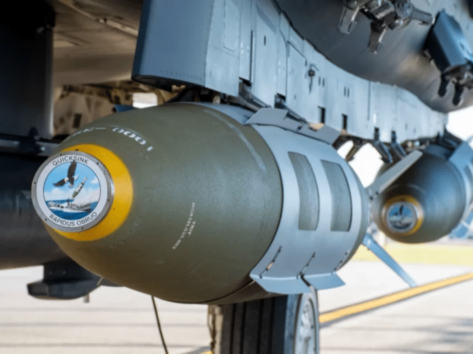 Descubra como a nova bomba QUICKSINK e o bombardeiro B-2 dos EUA estão revolucionando a defesa marítima com ataques precisos e de baixo custo