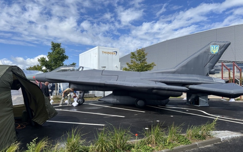 Força Aérea da Ucrânia revoluciona defesa com iscas infláveis que imitam caças F-16: tecnologia inovadora e eficaz para proteger seus equipamentos reais em meio ao conflito
