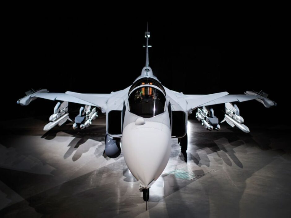 Vergonha pros EUA: Força Aérea Tailandesa opta por caças Gripen E/F da sueca Saab, abrindo portas para o Brasil expandir influência no mercado de defesa mundial