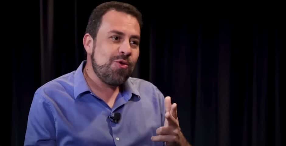 Comício de Boulos com Lula tem Hino Nacional com “linguagem neutra”; Deputado federal denuncia Boulos à PGR para investigar a conduta do candidato do PSOL por crime contra símbolos nacionais