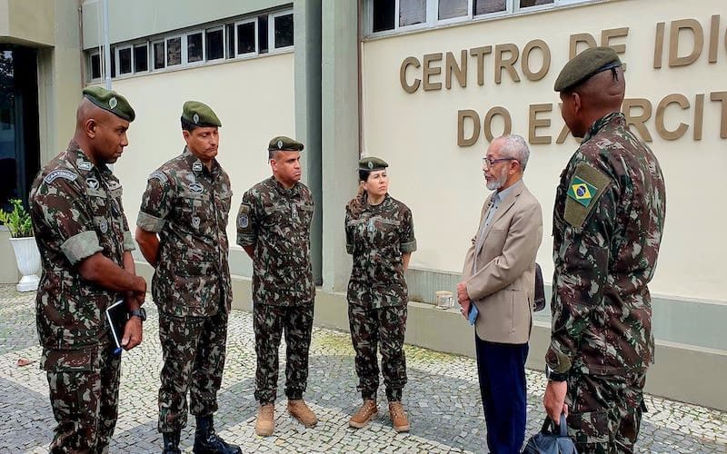 Ensino de idiomas do Exército se iguala a EUA e Inglaterra; proficiência em línguas estrangeiras é essencial para promoções de oficiais e praças, revela Coronel
