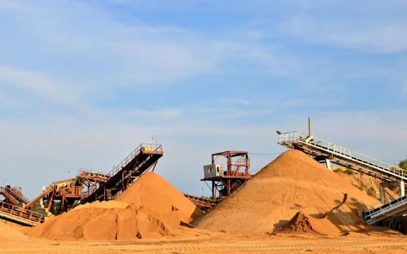 Fim da escassez? China revoluciona engenharia ao produzir areia artificial, que já representa 80% de uso em construção