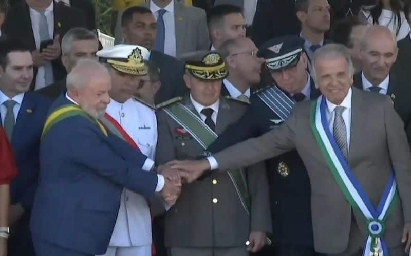 Lula concede honrarias militares a membros do STF, deputados, senadores, ministros, oficiais e praças