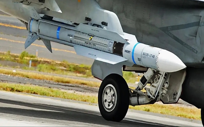 Míssil AIM-174B aparece em F/A-18E Super Hornet da Marinha dos EUA: intensificando a disputa com a China, que promete responder com novas tecnologias para manter sua posição de poder