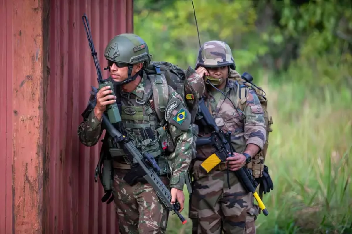Força Aérea Brasileira resgatou, em operação secreta e real, mais de 70 funcionários da Techint, feitos de reféns pelo temido grupo terrorista Sendero Luminoso, na floresta amazônica