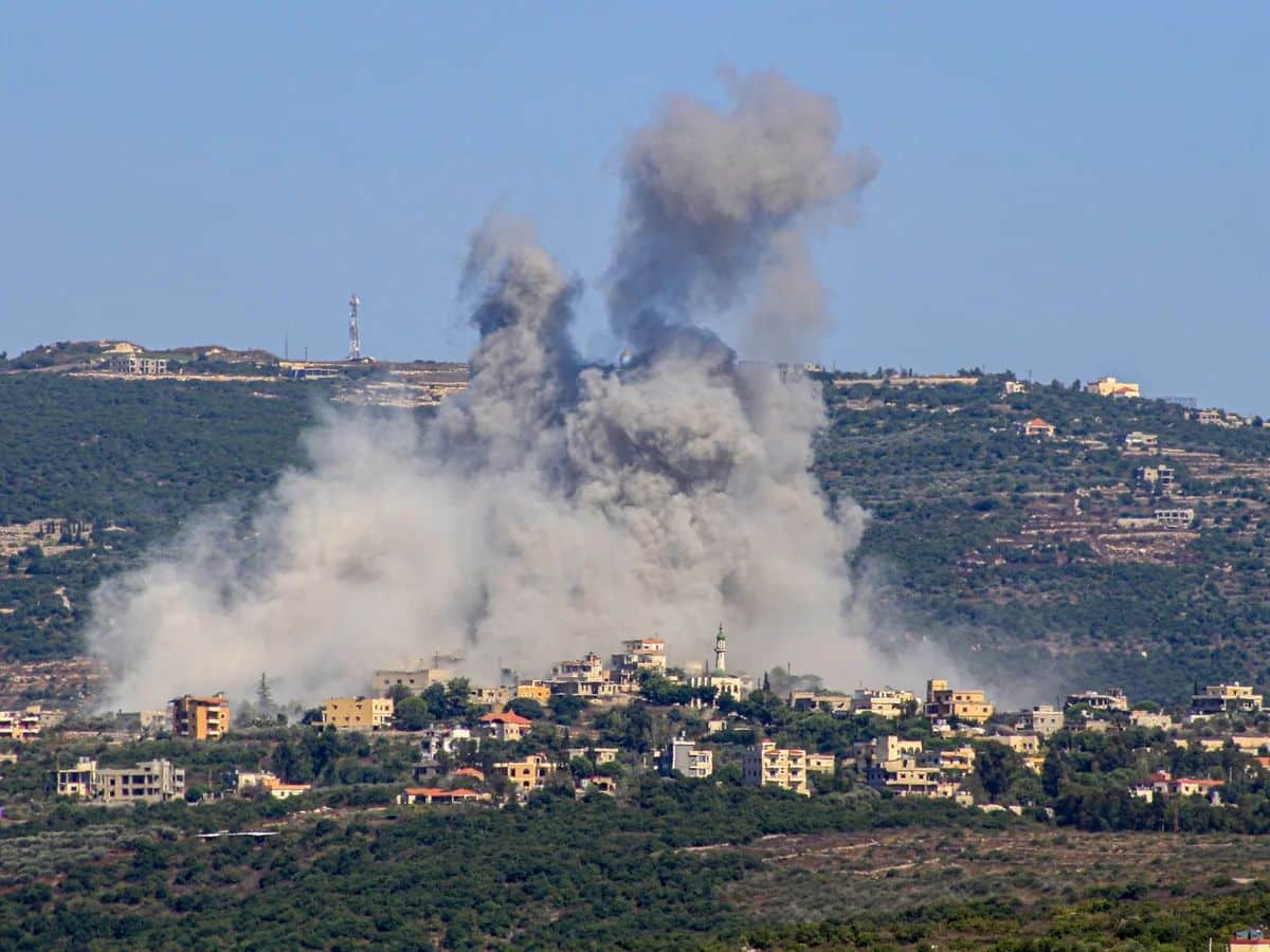 Ataques israelenses atingem alvos no Líbano enquanto Hezbollah acusa Israel de violar “todas as linhas vermelhas” com explosões em dispositivos de telecomunicações.