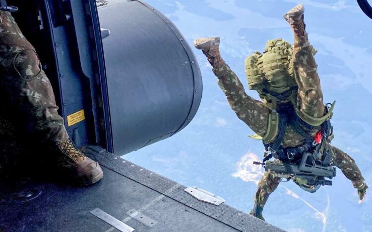 Imagem de militar saltando de aeronave