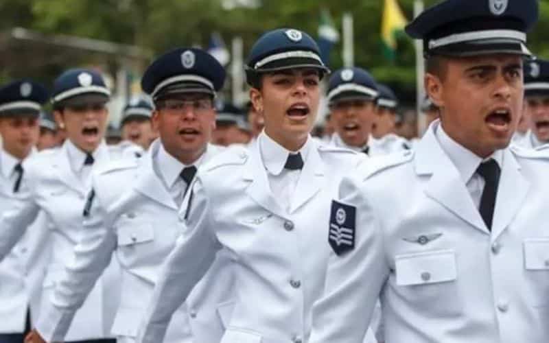 Candidata derrota FAB na Justiça e retoma participação em concurso após eliminação por ter diploma superior. Isto mesmo: por ter diploma superior!