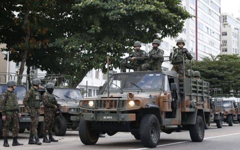 Exclusão das Forças Armadas da fiscalização não impede sua atuação nas eleições; Lula garante participação militar para assegurar votação e apuração em 2024