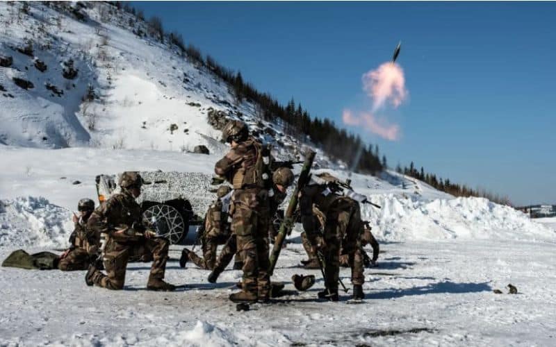 Finlândia planta bandeira da OTAN na fronteira com a Rússia, com nova base militar a menos de 200 km de Moscou