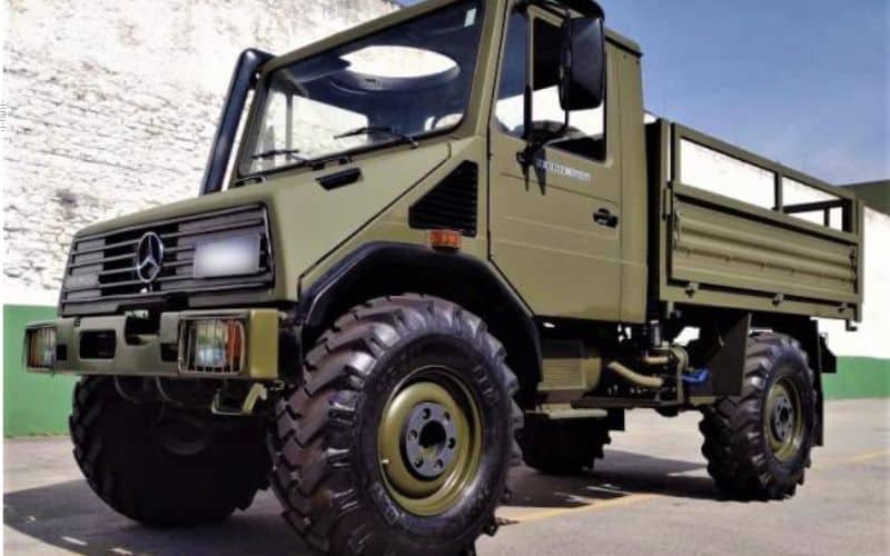 Mercedes-Benz modelo U 100L com motor a diesel, cinco cilindros turbo intercooler, câmbio manual de cinco marchas: apresentador Edu Guedes compra caminhão histórico do Exército por aproximadamente 136 mil reais