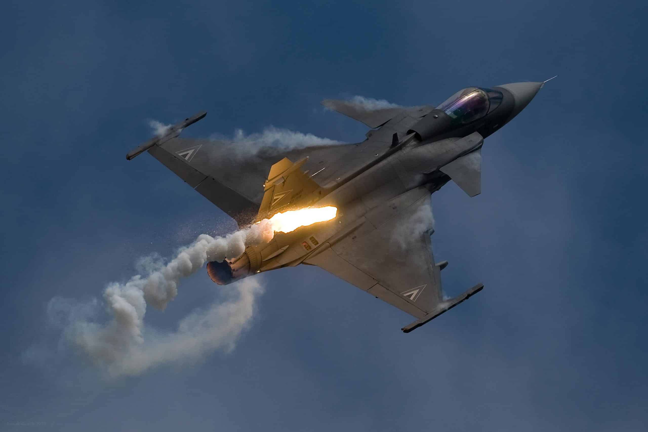 Força Aérea Brasileira vai transformar o F-39 Gripen em uma máquina indetectável aos radares utilizando tecnologia desenvolvida pelo Instituto de Aeronáutica e Espaço do Brasil