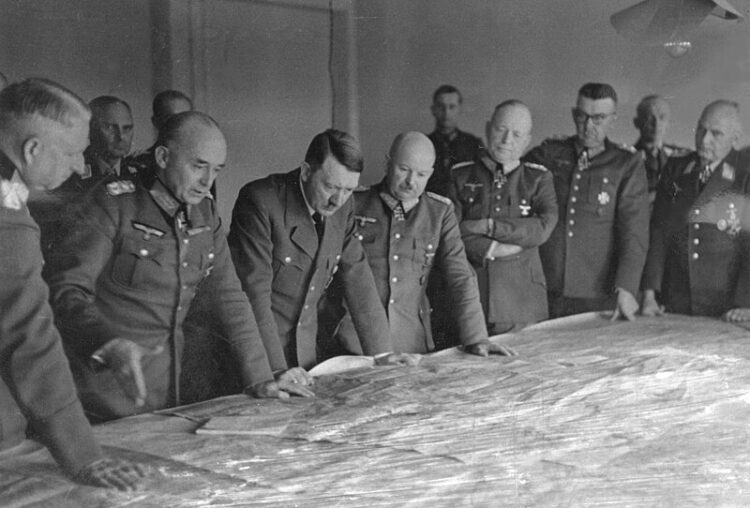 Adolf Hitler em uma reunião com seus oficiais da Frente Oriental. Foto: Wikimedia Commons