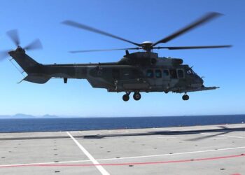 Aeronave H-36 Caracal, da Força Aérea Brasileira executa decolagem. Foto: FAB
