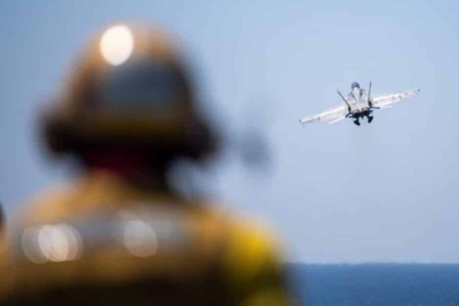 Aviadora da Marinha dos EUA faz história ao se tornar a primeira mulher americana a pilotar um F/A-18 Super Hornet e derrubar um alvo aéreo em combate real!