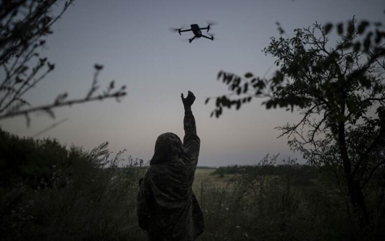 Soldado ucraniano acenando para um drone.