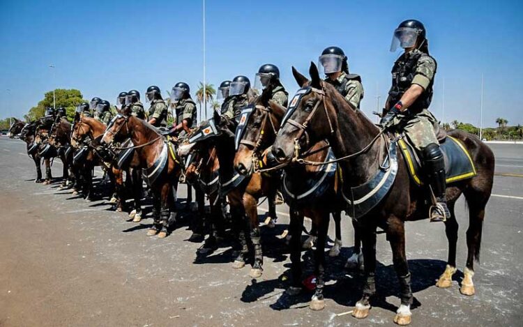 Tropa de cavalaria do Exército em formação para Op GLO