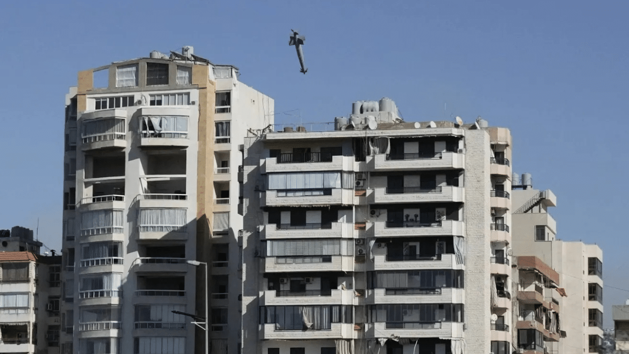 Cena impressionante: Fotógrafo captura exato momento em que a Força Aérea Israelense ataca com uma bomba e atinge um prédio em Beirute
