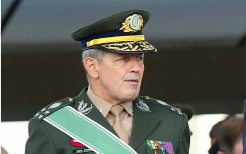 Comandante do Exército troca 54 mil m² de terreno por 12 apartamentos para militares