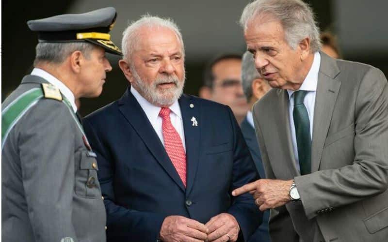 Exército tenta esconder gratificações de R$ 49 milhões para servidores civis