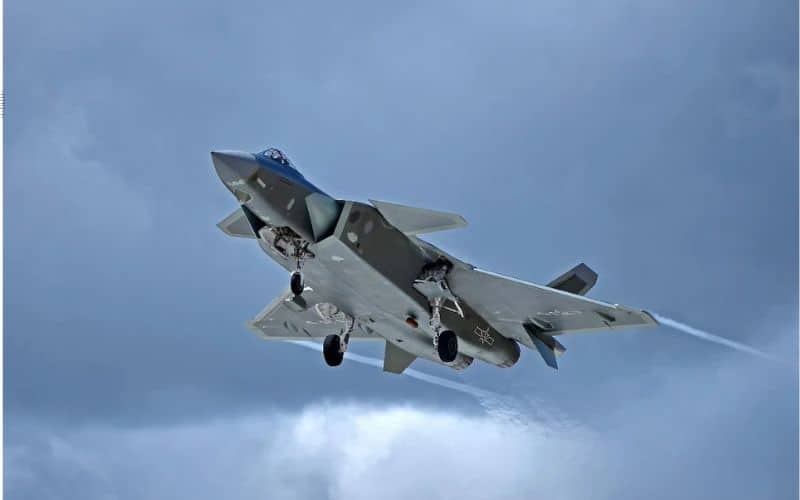 China desafia supremacia aérea dos EUA com frota mais de 150 “Dragões Poderosos” no Pacífico, enquanto Washington enfrenta problemas no F-35