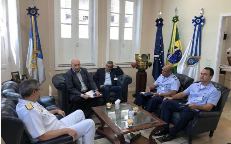 FAB e Marinha assinam acordo para proteger operações aéreas em alto-mar com fiscalização das Estações de Telecomunicações Exclusivas