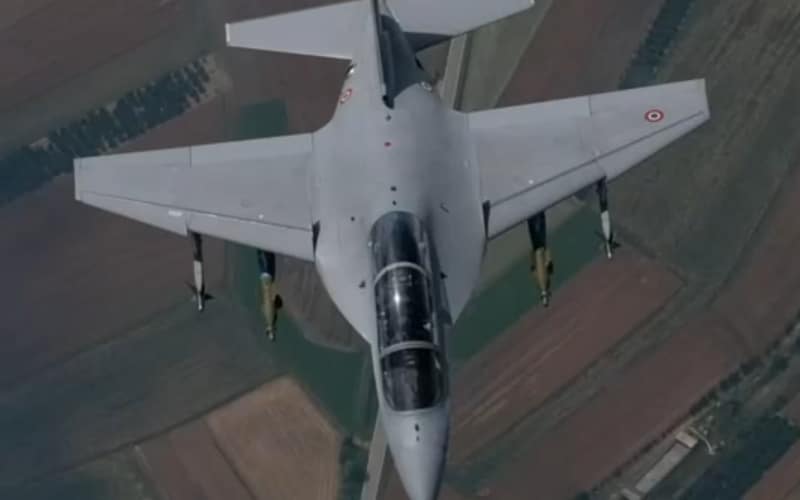 Sabendo que o Brasil precisa substituir urgente os AMX, Itália não desiste e oferecerá a Lula 24 aviões de combate leve M-346 para a FAB e ao menos 6 pra Marinha: “Solução moderna e de custo acessível”
