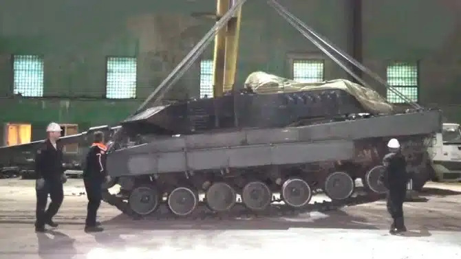 O Exército Russo captura um dos tanques mais incríveis da OTAN, o Leopard 2A6, e o transporta para uma fábrica de armamentos a fim de investigar as tecnologias do blindado alemão