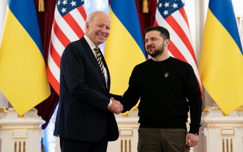 Presidente Joe Biden dos EUA aprova envio de minas antipessoais para Ucrânia, reforçando defesa contra avanços militares russos com munições americanas estratégicas