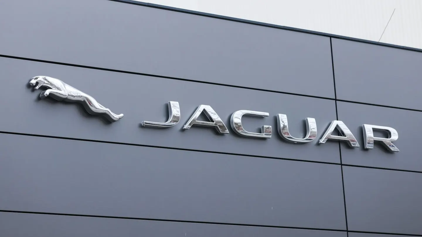 Lacração? Jaguar surpreende com campanha ousada e mudança de logotipo; Genialidade ou desastre comercial?