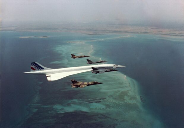 4 caças franceses escoltam avião supersônico Concorde com presidente francês à bordo.