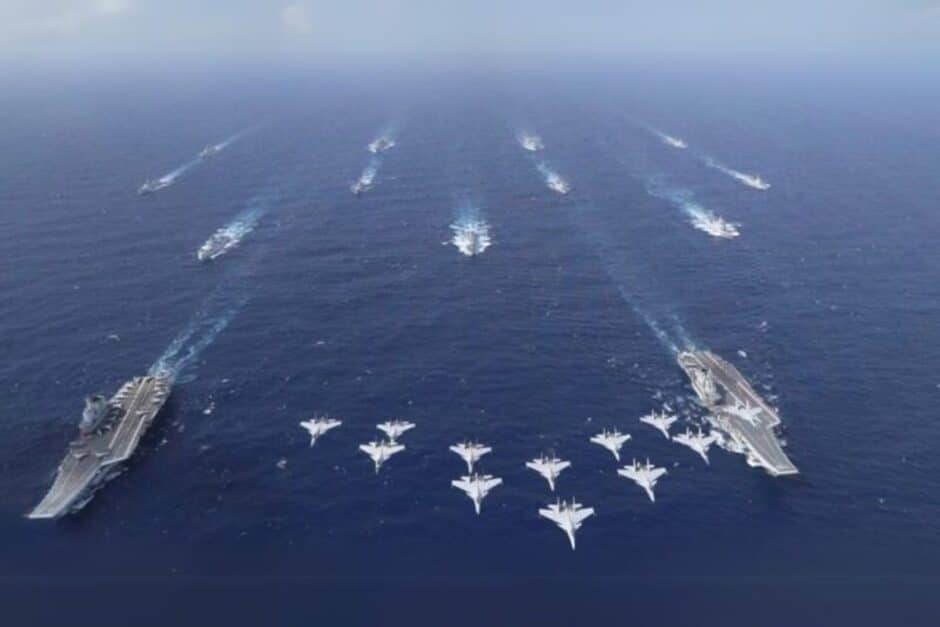 Marinha da China realiza uma operação inédita com dois porta-aviões, acompanhados por destróieres Tipo 052D e Tipo 051B, além de caças J-15, demonstrando uma projeção de poder naval sem precedentes