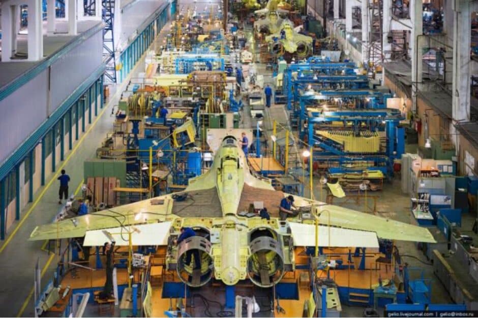 Pressionada pela guerra, a Rússia está recomprando unidades do caça Su-30 vendidas ao exterior para suprir as necessidades de sua força aérea