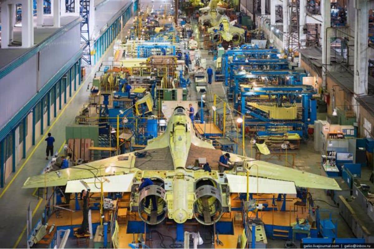 Pressionada pela guerra, a Rússia está recomprando unidades do caça Su-30 vendidas ao exterior para suprir as necessidades de sua força aérea