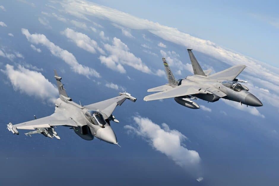 Em uma das maiores manobras militares do mundo, caças Gripen da FAB derrotam dois dos jatos de combate mais consagrados da aviação militar dos Estados Unidos