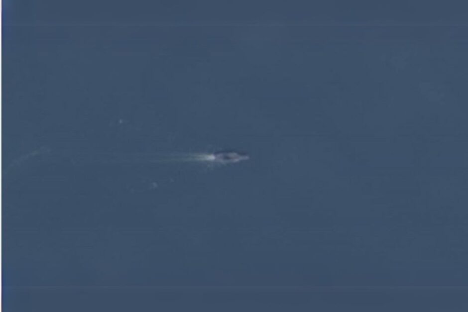 O satélite Landsat 8 dos EUA capta desde o espaço o porta-aviões Liaoning, mostrando como a marinha chinesa realiza operações estratégicas em alto-mar