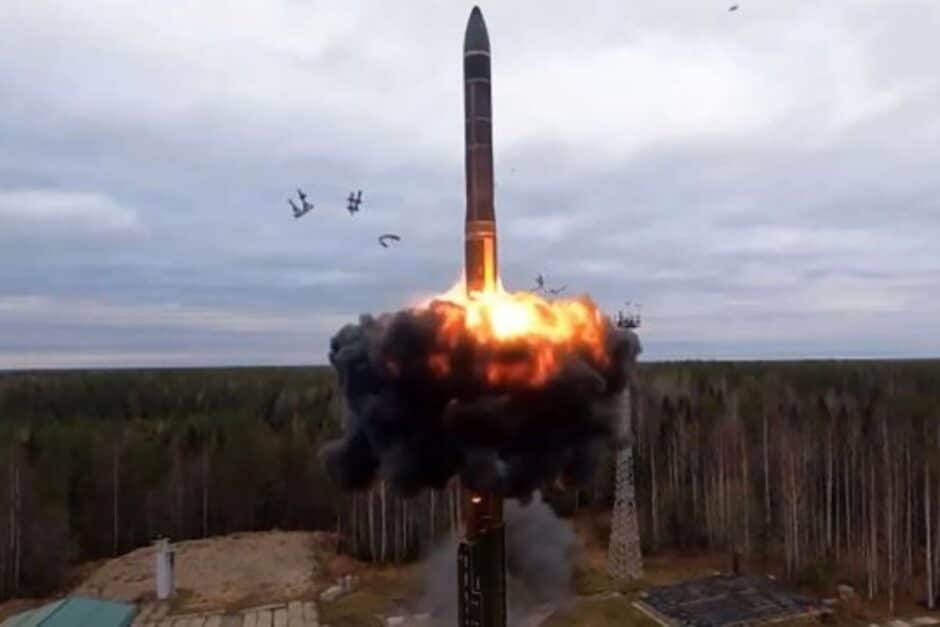 O exército russo ameaça compartilhar armas nucleares com aliados de Estados Unidos em represália ao apoio militar à Ucrânia