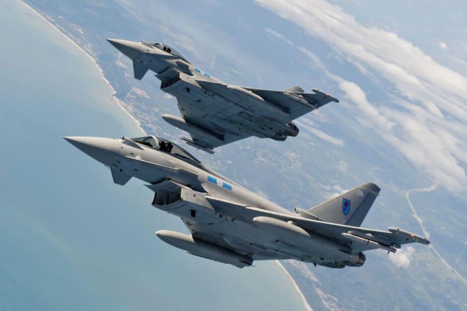 Dois aviões de combate Eurofighters da força aérea britânica utilizam uma tática impecável ao desligar seus transponders para evitar detecção e forçar o recuo de dois caças russos no Mar Negro
