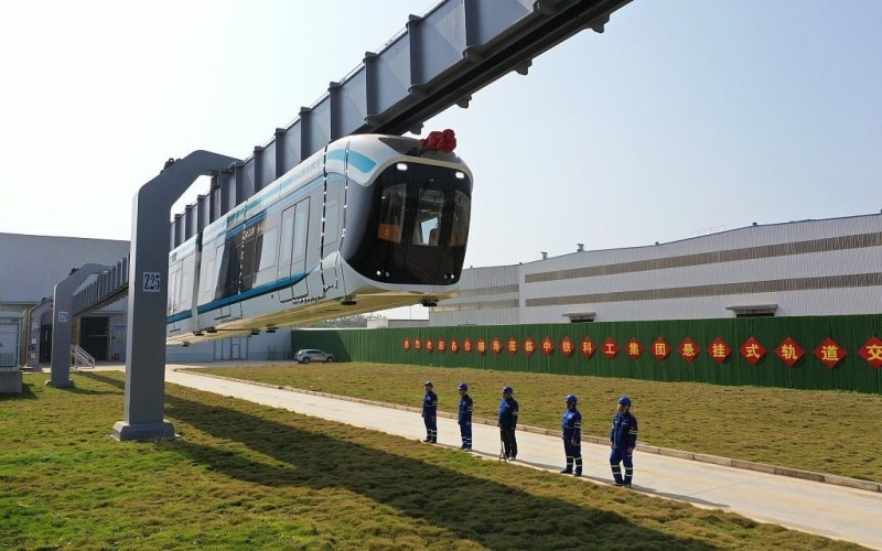 China revoluciona o transporte urbano com trem aéreo autônomo suspenso em monotrilho! Descubra como este design futurista transforma a capacidade ferroviária