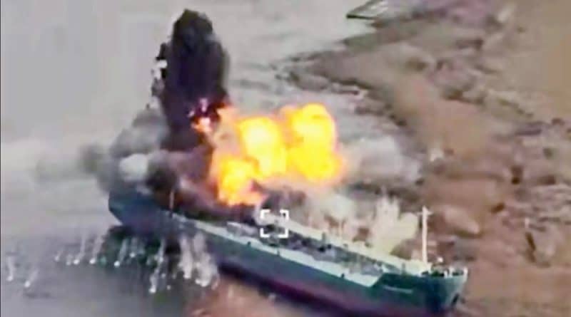 Explosão arrasadora atinge navio russo encalhado usado como base pelo exército