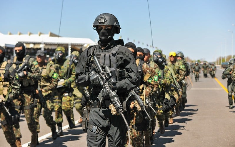Financiada por ex-presidente do Banco Central e grandes empresas, organização defende que governo aumente para 60 anos a idade mínima para militares se transferirem para reserva remunerada