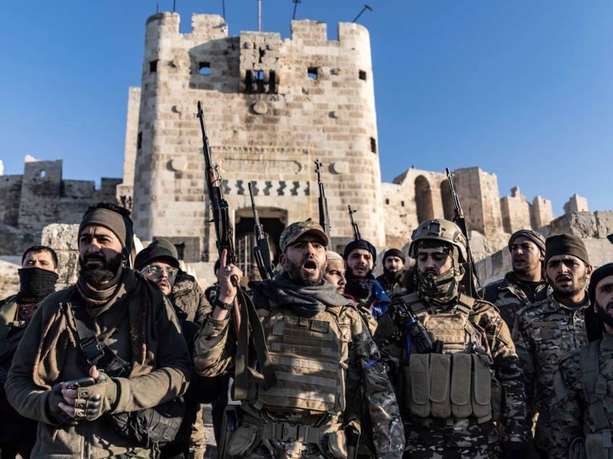 Rebeldes capturam metade de Aleppo e lançam ofensiva surpresa enquanto bombardeios russos e sírios atingem civis na região.