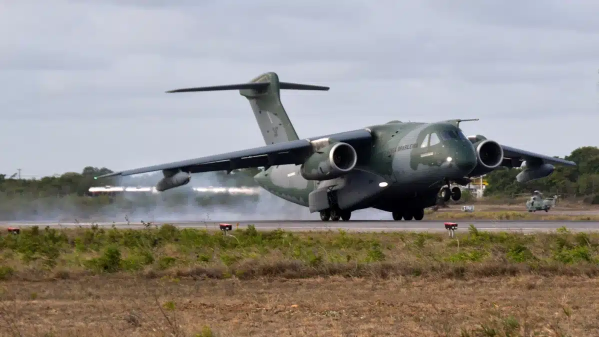 Brasil e Suécia fecham acordo aeroespacial: Suécia escolhe C-390 e Brasil amplia frota de Gripen em 25%, com a aquisição de mais 9 caças