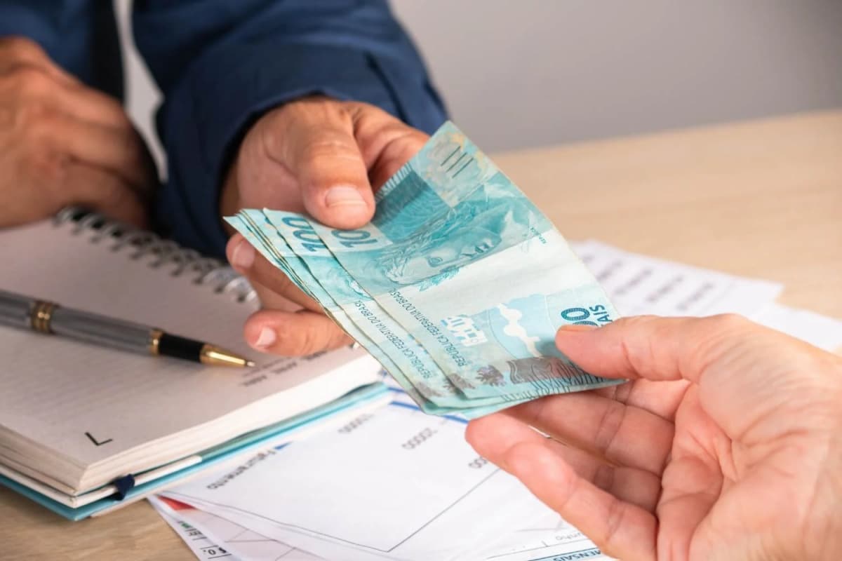 Salário Mínimo em Foco: Governo planeja ajustar o valor do salário com a variação anual do INPC e do crescimento do PIB para garantir um aumento de salário justo para o trabalhador brasileiro