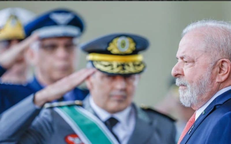 Lula pode incluir Defesa em pacote de cortes para 2024, afetando previdência e folha de pagamento de militares, ativos e inativos