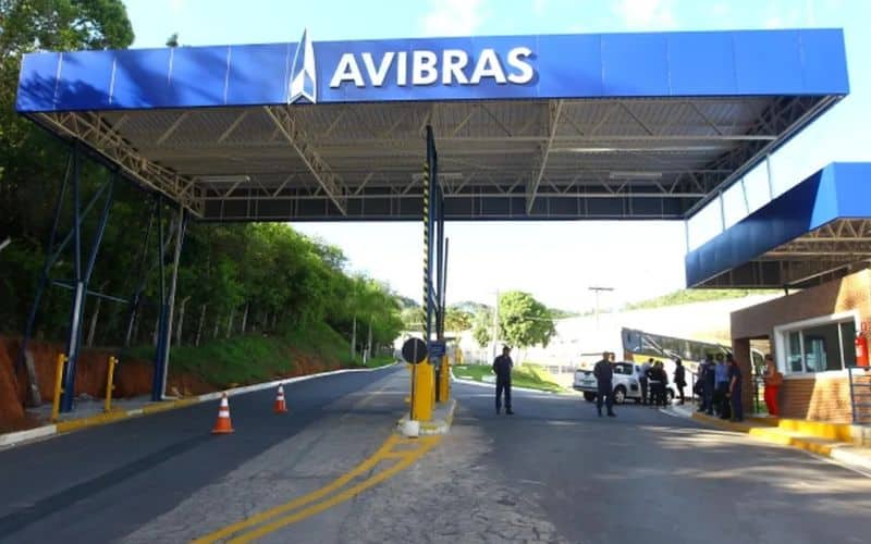 Avibras tenta driblar dívida de R$ 327 milhões com comprador misterioso, mas esbarra em exigências de sindicato. Com greves desde 2022, empresa ainda luta para viabilizar sua venda e retomada.