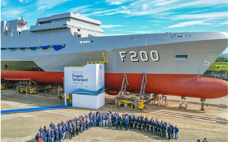 Em meio a cortes, Marinha inicia construção da terceira Fragata Classe Tamandaré com recursos do PAC; Marinha celebra avanço na defesa naval, com previsão de 23 mil empregos e recorde de produção simultânea